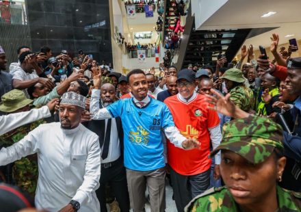 Nairobi (HOL) — Somali FIFA referee Omar Abdulkadir Artan received a hero’s welcome in Nairobi on Friday after being denied a U.S. entry visa to officiate at the 2026 FIFA World Cup.